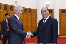 越南政府副总理阮春福在政府总部会见正在对越南进行工作访问的法国国民议会议长克劳德•巴尔托洛内。