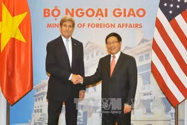 越南政府副总理兼外长范平明迎接美国务卿约翰·克里。