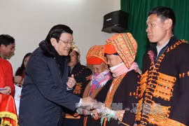 张晋创主席向禄平边境县的姆山、秀幂、安快等三乡居民赠送礼物。（图片来源：越通社）