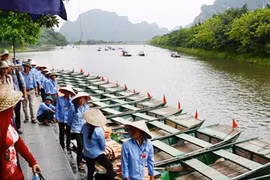 小船已备好，服务游客观赏此地美景。（图片来源：人民军队报）
