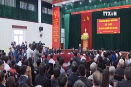 越共中央总书记阮富仲与河内市东英县和龙边区选民接触