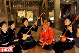 何顿艺人的四名女儿和孙子都以天曲而出名。