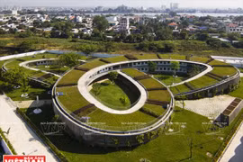 同奈省边和市化安坊的小花朵幼儿园全景。