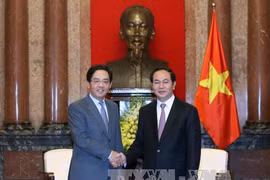 越南国家主席陈大光（右）会见会见中国驻越大使洪小勇。