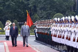 阮春福总理与科威特首相谢赫•贾比尔•穆巴拉克•哈马德•萨巴赫检阅仪仗队。