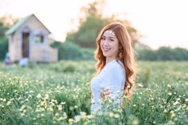 河内美女在雏菊花园里展现甜美迷人的微笑（组图）