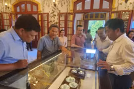 越南美术博物馆职工对艺术追求的孜孜不倦