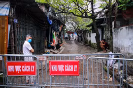 组图：越南职能机构对第39例新冠肺炎确诊病例的居住小区进行封锁隔离