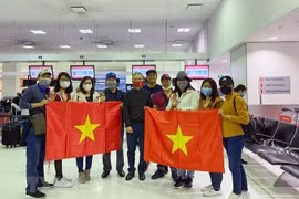 组图：越南将旅居澳大利亚和新西兰的343名越南公民接回国