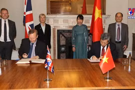 越南与英国正式签署《越英自由贸易协定》