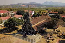 组图：充满西原色彩的昆嵩木质教堂