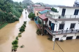 台风“摩羯”引发严重洪涝灾害，安沛省数千房屋被淹。图自越通社