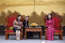 岘港市人民委员会副主席阮氏英诗（右）会见泰国驻胡志明市总领事维拉卡·穆迪塔蓬。图自越通社