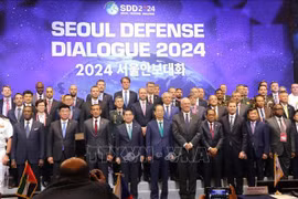 韩国国务总理韩德洙与各国国防代表团团长合影。图自越通社