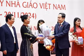 越南国会主席陈青敏向各位代表赠送鲜花。图自越通社