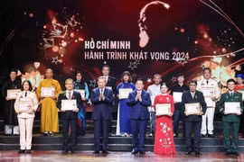 苏林与中央宣教部部长阮仲义向25位在学习和践行胡志明思想、道德、作风方面取得优异成绩的全国典型楷模颁发了荣誉证书和纪念徽章。图自越通社