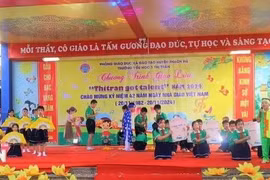 河静省石何县一小学学生的威任民歌文艺节目。图自越通社