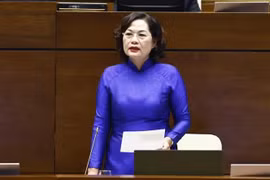越南国家银行行长阮氏红回答国会代表提出的质询。图自越通社