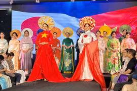 越南年轻人努力让越南奥黛焕发新光彩。图自越通社