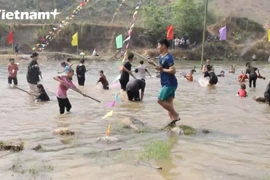 奠边省老族同胞泼水节 – 共同感受泼天的欢乐