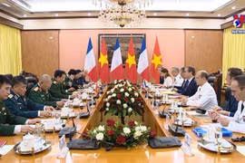 法国防长塞巴斯蒂安·勒科尔尼对越南进行正式访问
