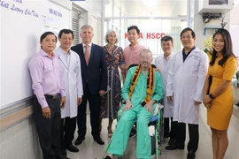 新冠肺炎疫情：英国籍飞行员治愈出院