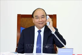 越南政府总理阮春福与日本首相菅义伟通电话
