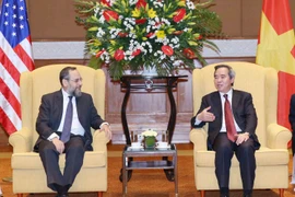 越共中央经济部部长阮文平会见美国财政部部长代助理米歇尔·西尔克