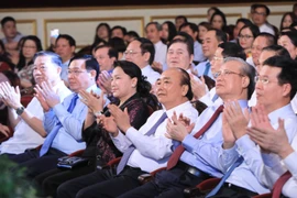 “献给胡伯伯春天之歌”特殊艺术晚会在河内举行