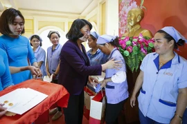 邓氏玉盛春节前夕走访慰问和平省劳动者和困难群众