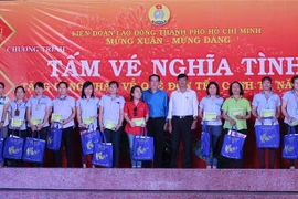 胡志明市向该市工人赠送1.2万张春节回乡车票