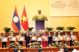 越南国会各集体和个人荣获老挝国家的勋章和徽章