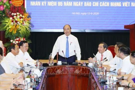 越南政府总理阮春福走访人民报社 祝贺革命新闻日95周年
