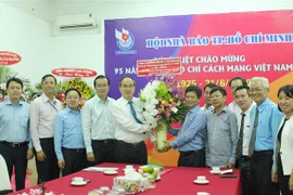 胡志明市领导人走访新闻媒体机构祝贺越南革命新闻日95周年