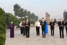 国家统一45周年：胡志明市领导上香缅怀英雄烈士