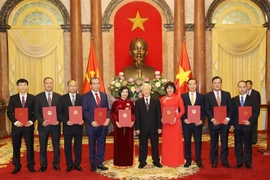 越共中央总书记、国家主席阮富仲向驻外大使颁发任命书