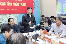 政府副总理郑廷勇：主动制定第8号台风应急预案 集中救助中部受灾群众