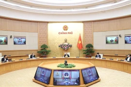 阮春福总理：严格处理不遵守社会距离规定的人员