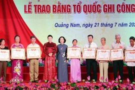 越南国会主席阮氏金银出席“祖国记功”证书颁发仪式