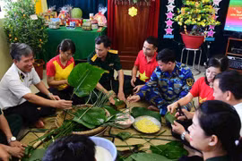 海上高脚屋指战员喜迎新春