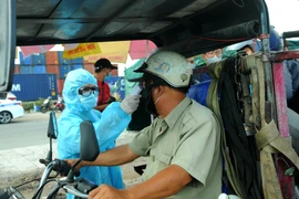 胡志明市采取强有力措施来防控疫情 对机场和火车站所有旅客进行采样检测 