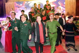 国会主席阮氏金银出席得乐省奔敦县“温暖民心的边防之春”活动
