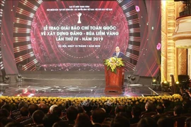 政府总理阮春福出席2019年金锤镰全国党建新闻奖颁奖仪式