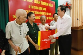 越南祖国阵线中央委员会主席陈青敏看望慰问河静省优抚家庭