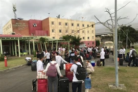 在赤道几内亚的越南劳动者对政府总理指示尽早将其接回国感到高兴