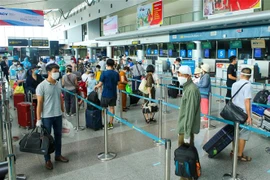 新冠肺炎疫情：越航安排首个航班将被困在岘港市的207名游客送回河内