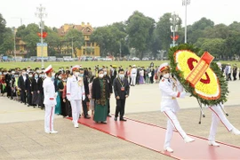 第二次越南少数民族全国代表大会参会代表团入陵瞻仰胡志明主席遗容