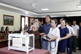 在老挝越南人心系祖国中部灾区
