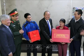 政府副总理张和平春节前慰问河江省边防部队官兵和困难群众