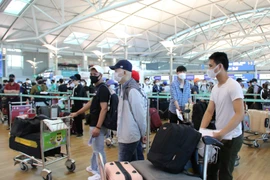 逾405名在韩国的越南公民安全抵达新山一国际机场
